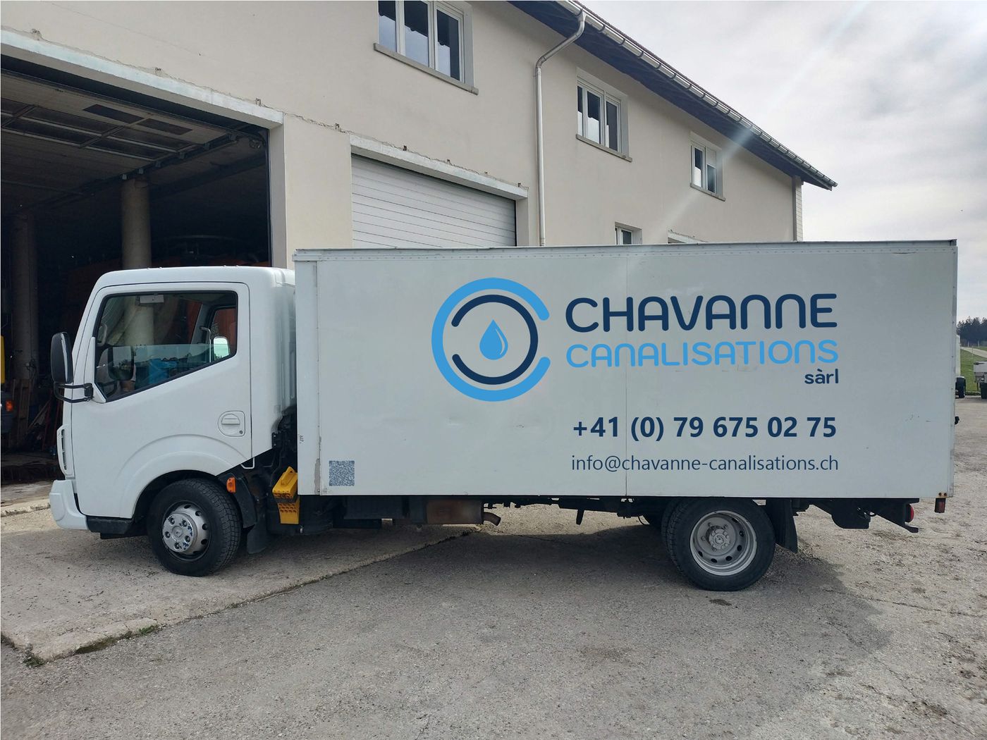 Maquette du marquage sur la photo de la camionnette de Chavanne Canalisations