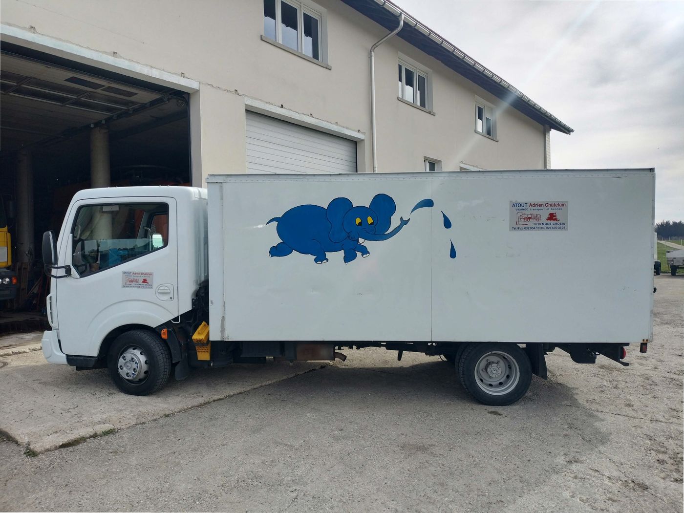 La camionnette de Chavanne Canalisations, photographiée avant le marquage