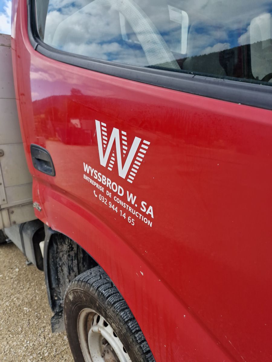 Camion rouge de Wyssbrod W. SA marqué